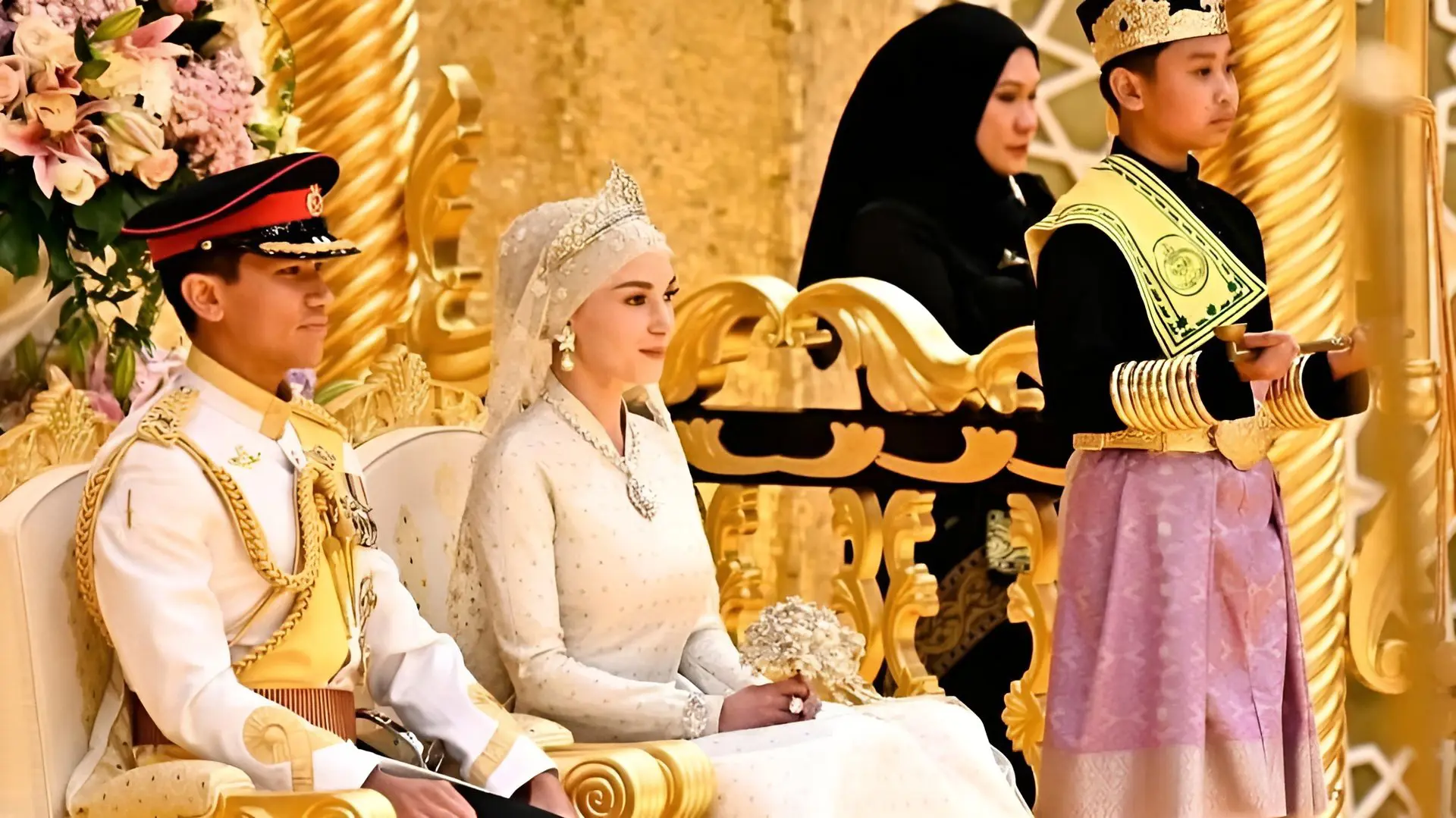 الأمير عبد المتين وعروسته أنيشا يحضران حفل زفاف ثري تايلاندي