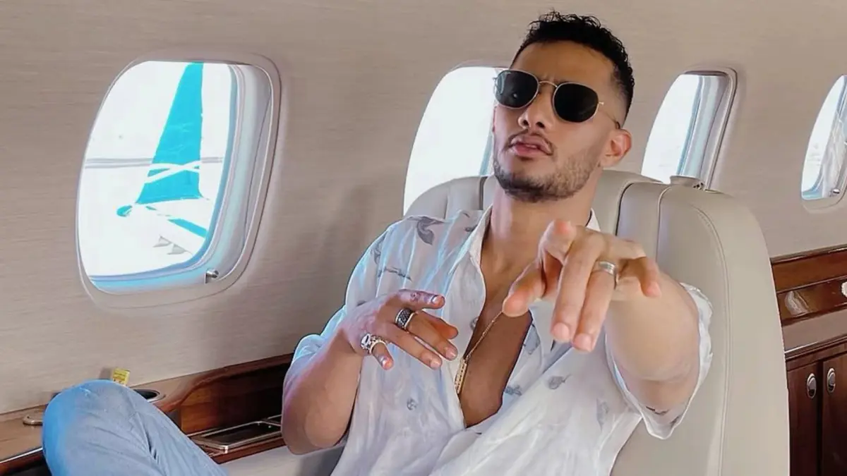 محمد رمضان يحلق ذقنه داخل طائرته.. ويتعرض للانتقادات (فيديو)