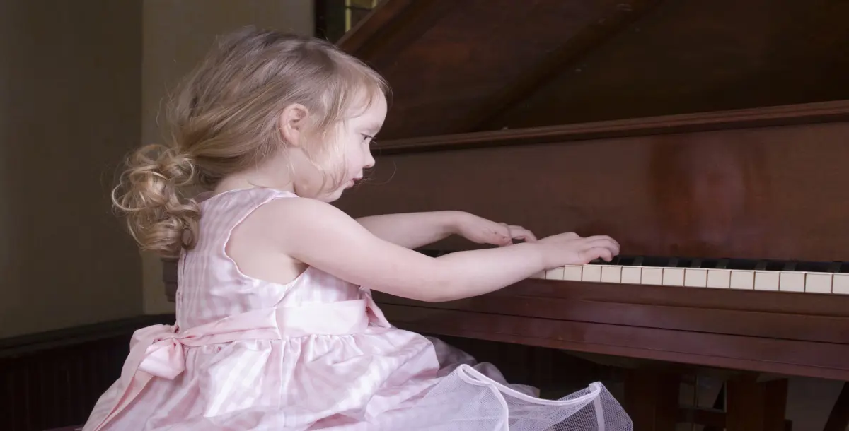 دروس البيانو .. أحدث وسيلة لتعزيز مهارات طفلك اللغوية!
