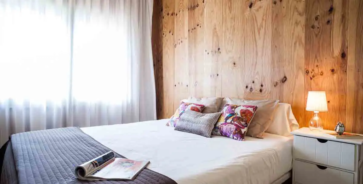 الجدران الخشبية في غرف النوم.. أناقة طبيعية خالية من التكلف