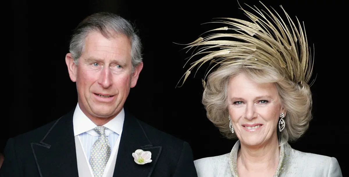 الأمير تشارلز وزوجته يرتديان الريش في زيارة لنيوزيلندا