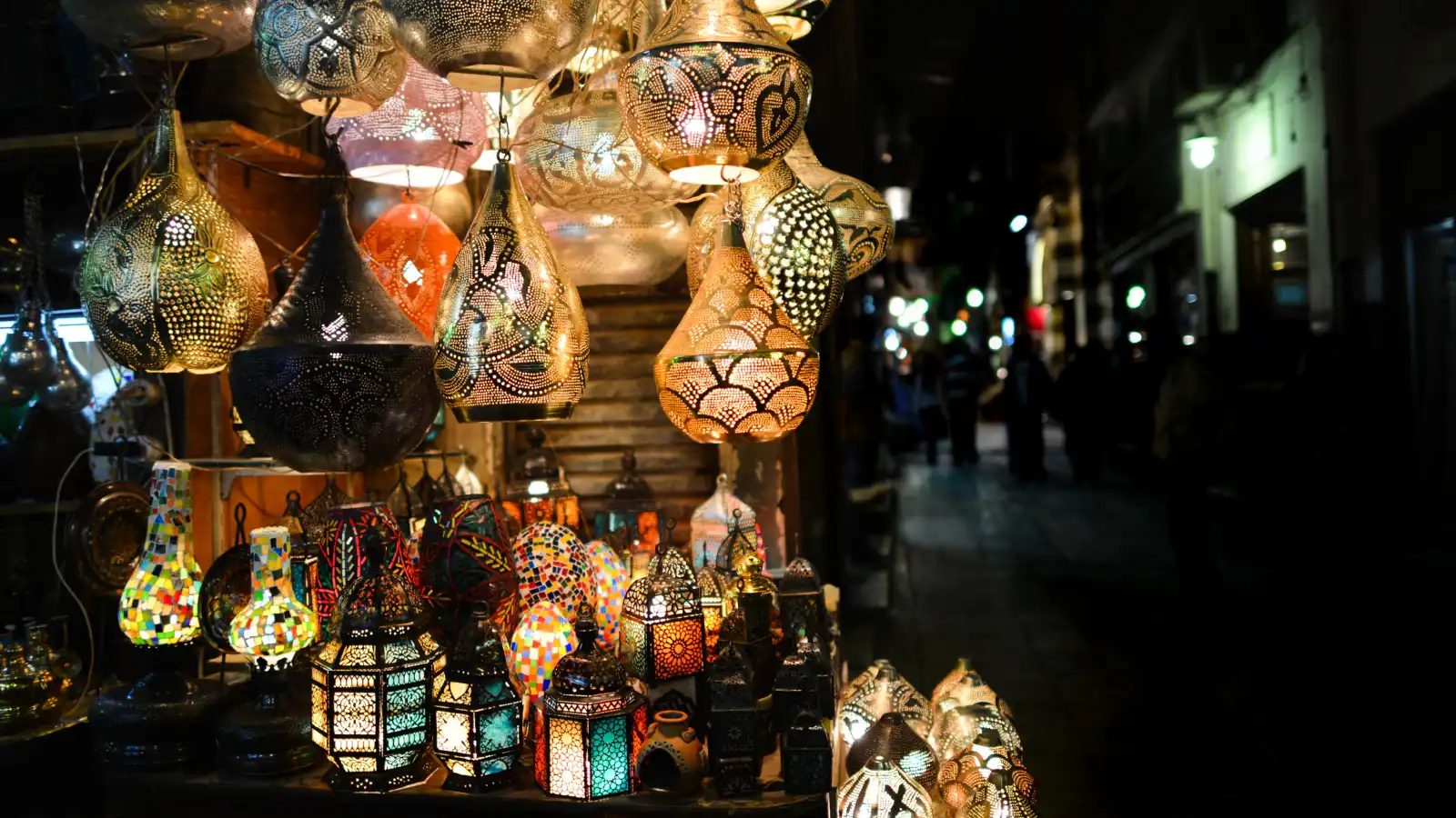 القاهرة في رمضان سحر الفوانيس والأحياء التاريخية