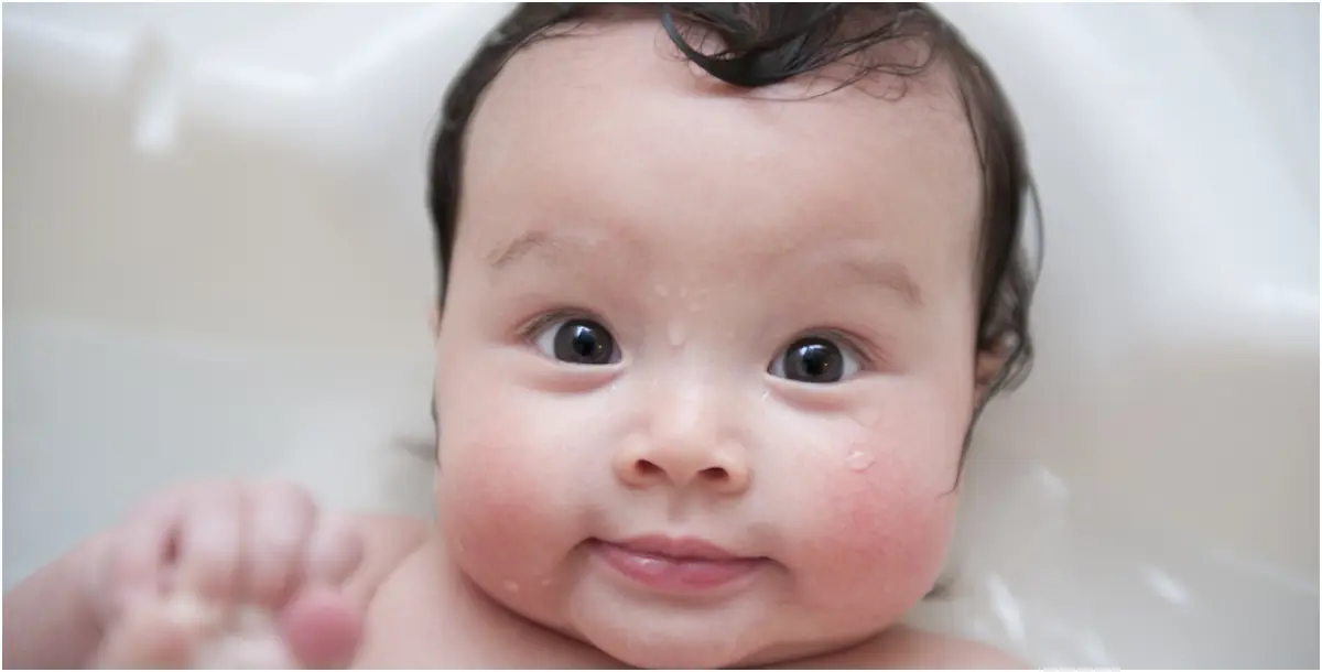 هل من الآمن التقاط لرضيعك أثناء الاستحمام ونشرها على مواقع التواصل الاجتماعي؟