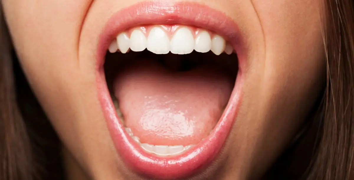 تقشُّرُ الجزء الداخليّ من الفم.. ما أسبابه ومتى يستدعي الأمر استشارة طبيب؟