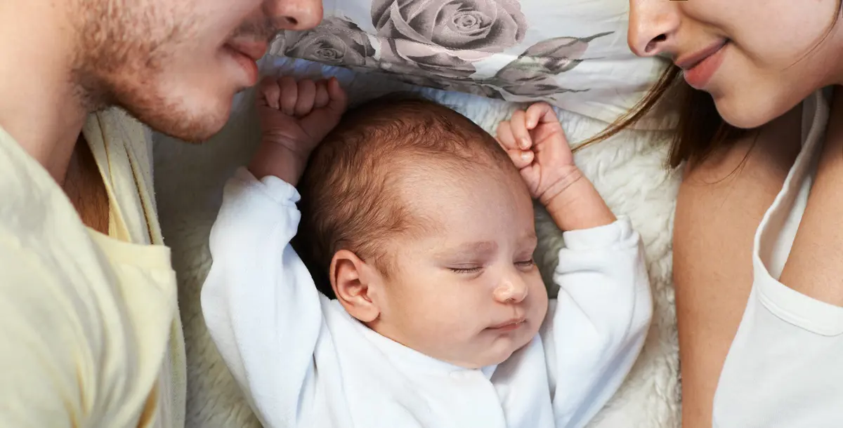 لماذا يجب أن ينام الطفل بجانب والديه في السنة الأولى من حياته؟