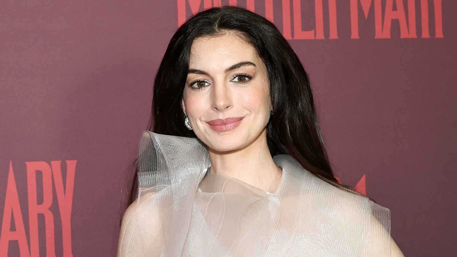 معجب يهدي آن هاثاواي قرآنا بعد التفاعل الكبير مع "إن شاء الله" 