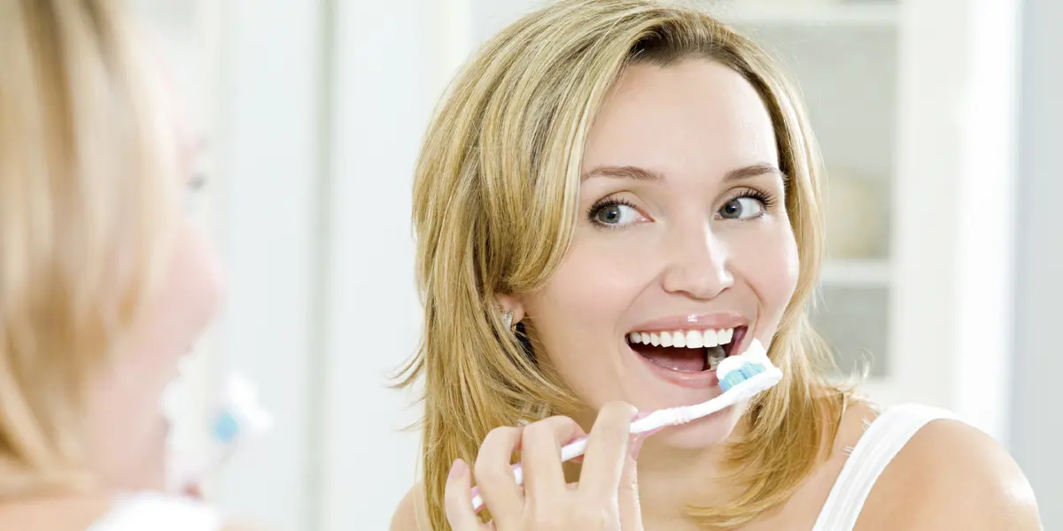 كيف تنظفين الفراغات بين الأسنان؟