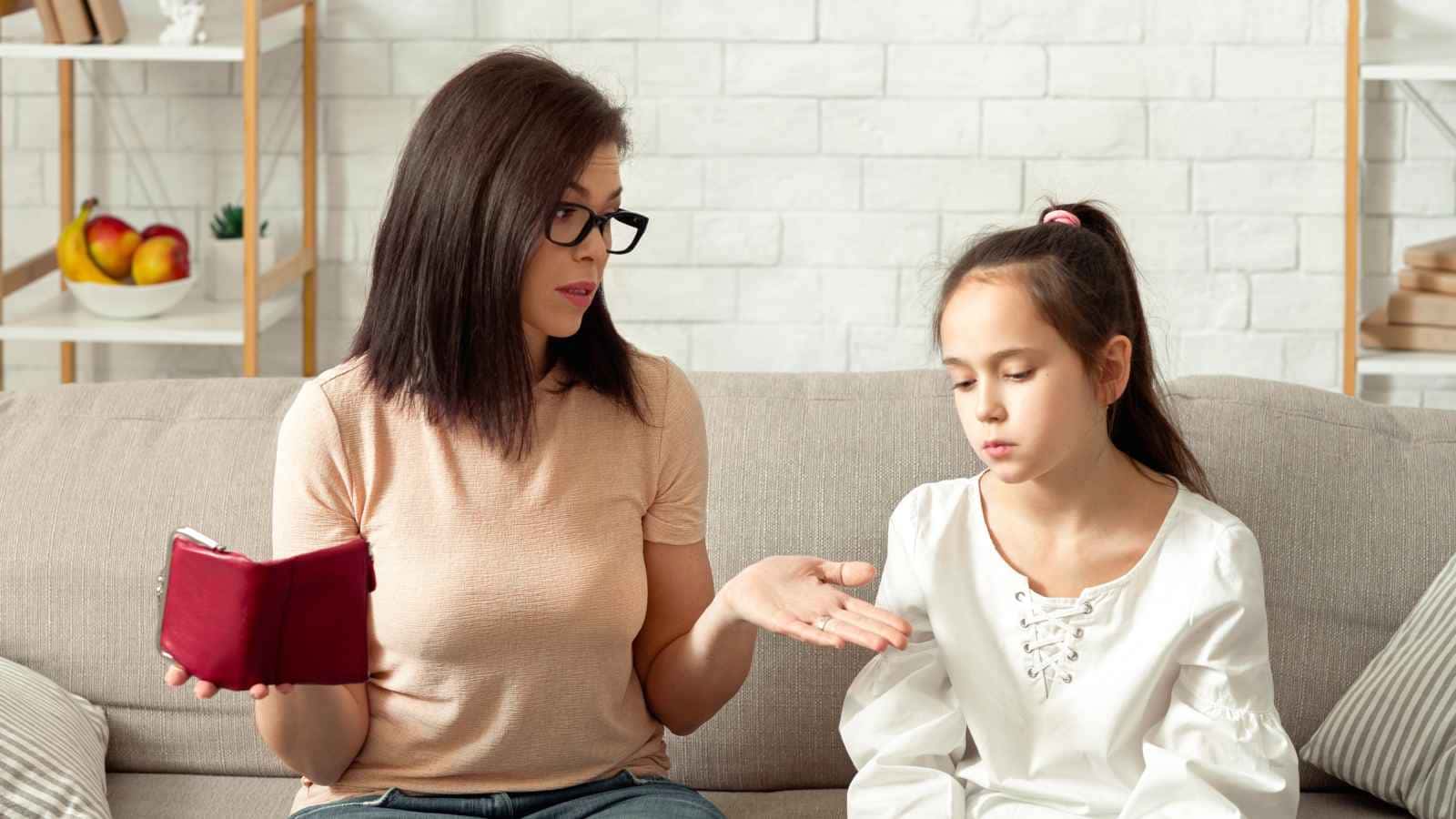 كيف تؤذي شكاوى المال نفسية الطفل؟