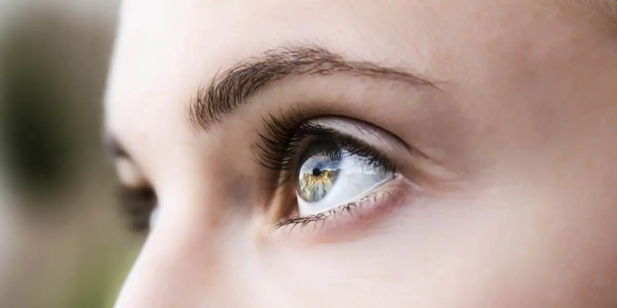 ما هي أسباب احمرار العين؟