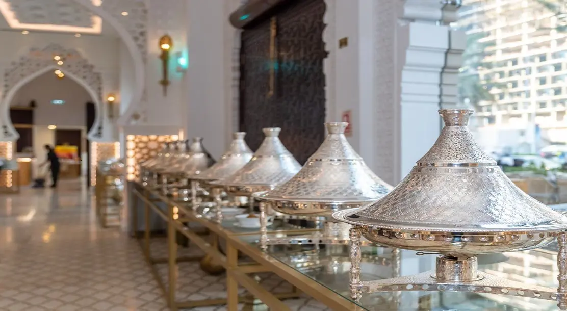 مطعم باب المنصورفي دبي يستقبل زواره في رمضان على مائدة إفطار فريدة