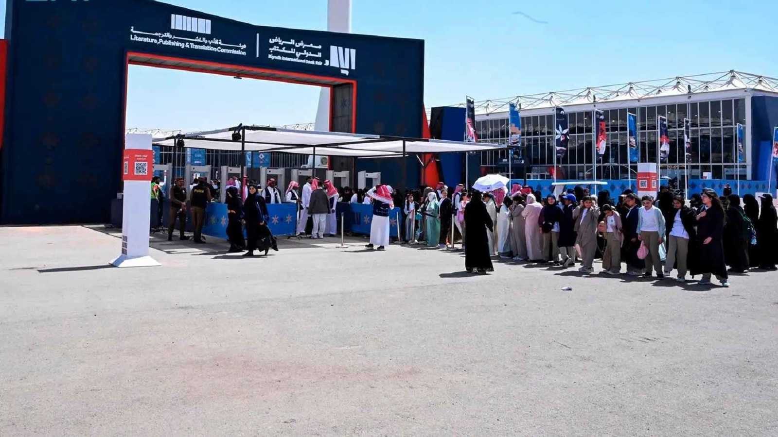 آلاف الزوار يتوافدون على معرض الرياض الدولي للكتاب 2025 