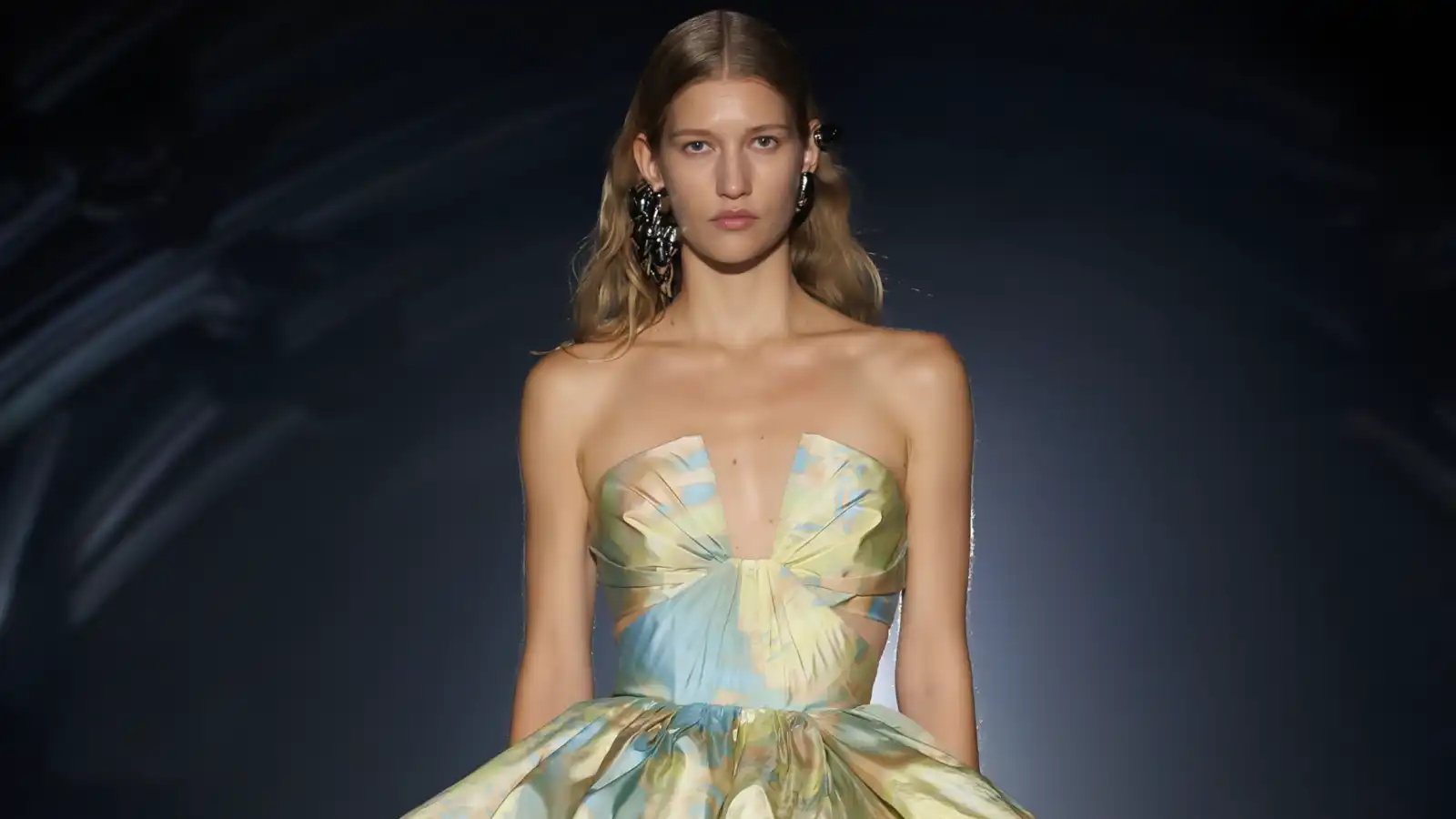 McQueen تكتب فصلاً جديداً في أسبوع لندن للموضة
