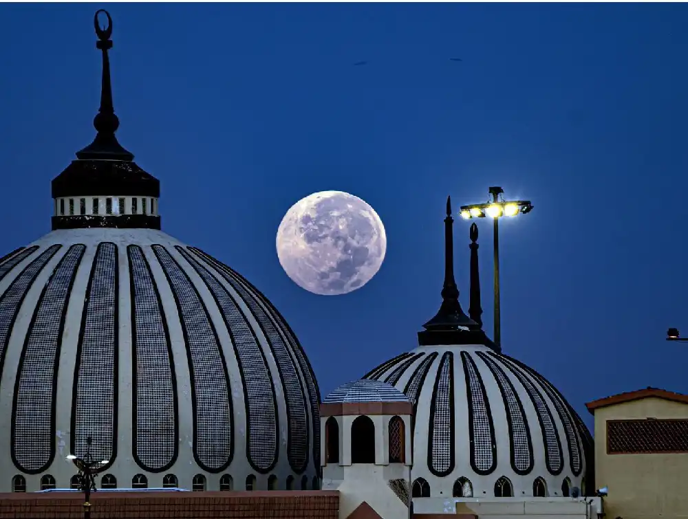 قمر الحصاد يزين سماء السعودية (صور)