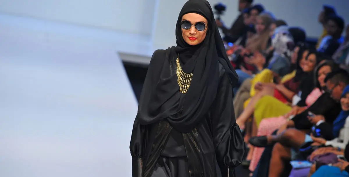 شاهدي.. "العباءة" تتصدّر إطلالات عارضات الأزياء العالميات في أسبوع الموضة بالسعودية