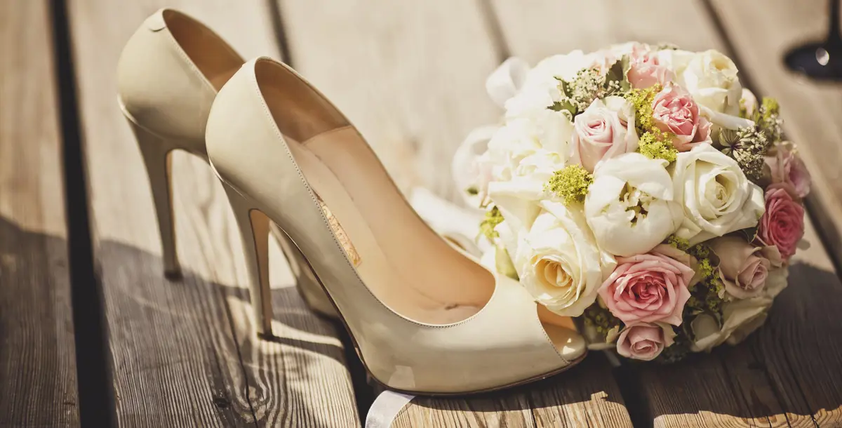 للعروس الاستنائية.. دوني تاريخ زفافك على نعل حذائك