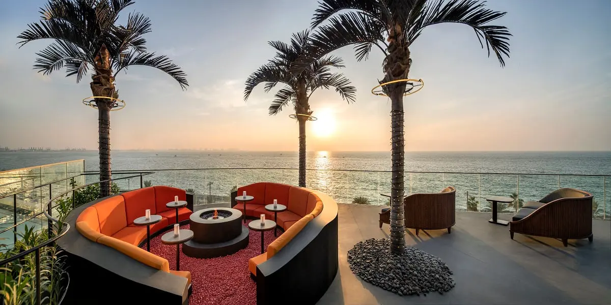 فندق دبليو دبي النخلة يستعدُّ لاستقبال ضيوفه بالهواء الطلق