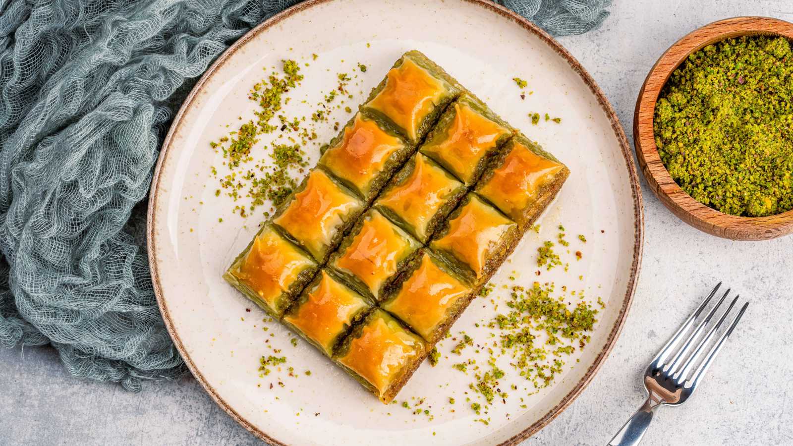 وصفة البقلاوة التركية بالفستق خطوة بخطوة