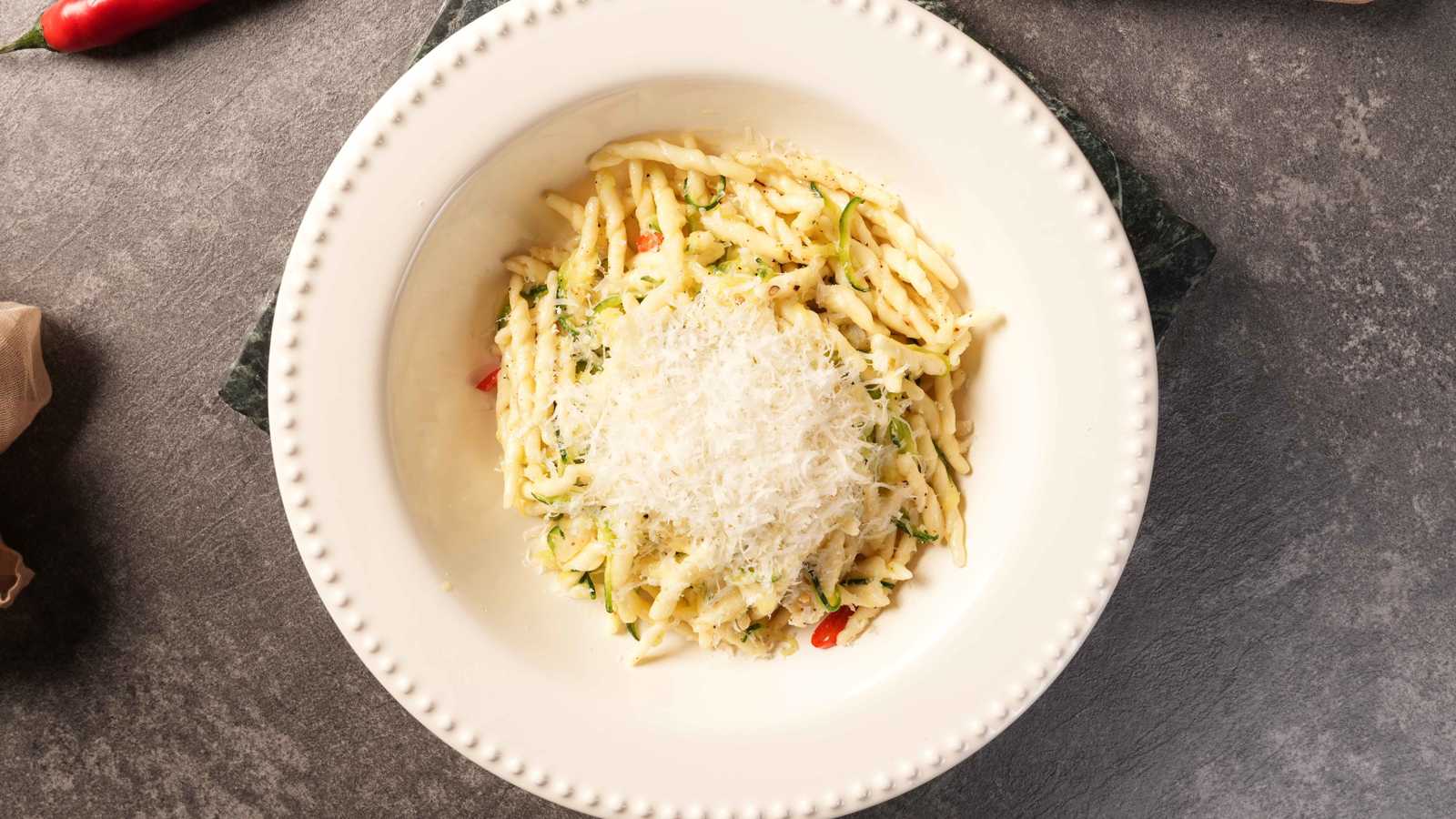 أسرع وصفة سباغيتي بالكوسا في 10 دقائق 