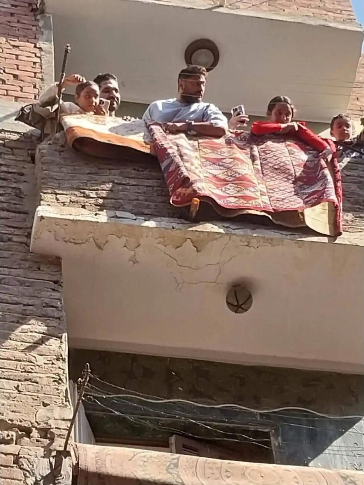 تامر حسمي يزور طفلة مريضة بالسرطان وحشد الجمهور حوله 