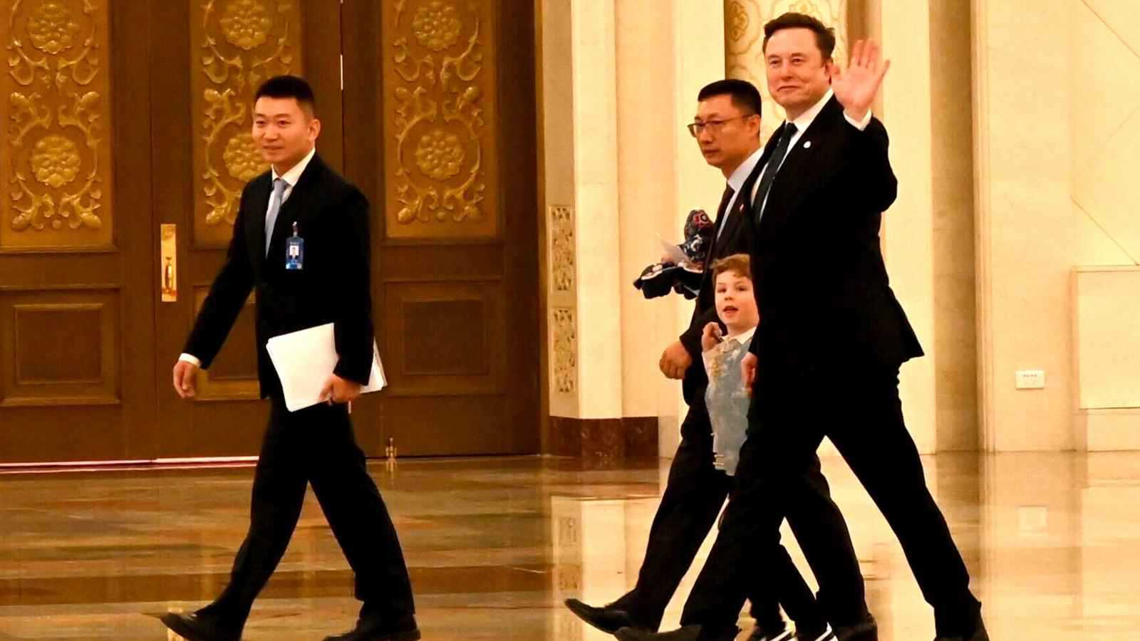 "إكس" نجل إيلون ماسك يخطف الأنظار في الصين