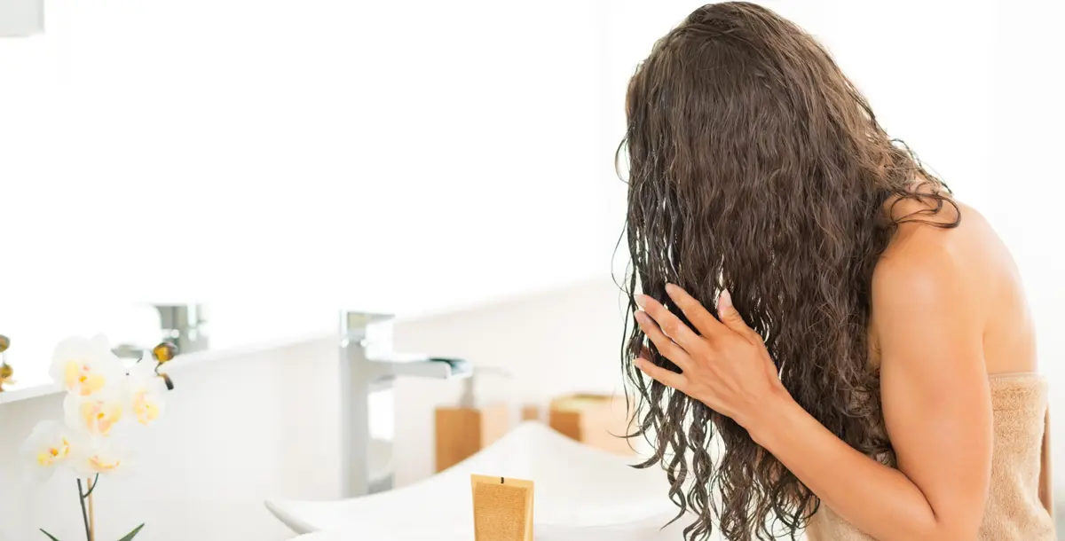 كم من الوقت يجب أن تبقى في المنزل بعد غسل شعرك؟