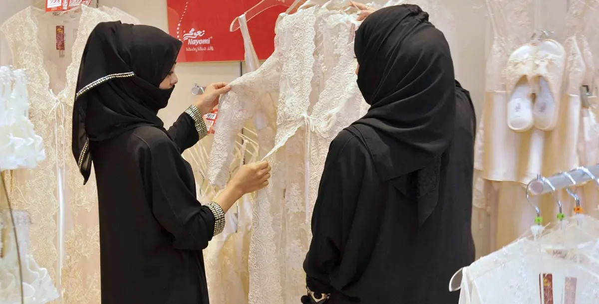 الموضة والأزياء نافذة السعوديات على الحياة