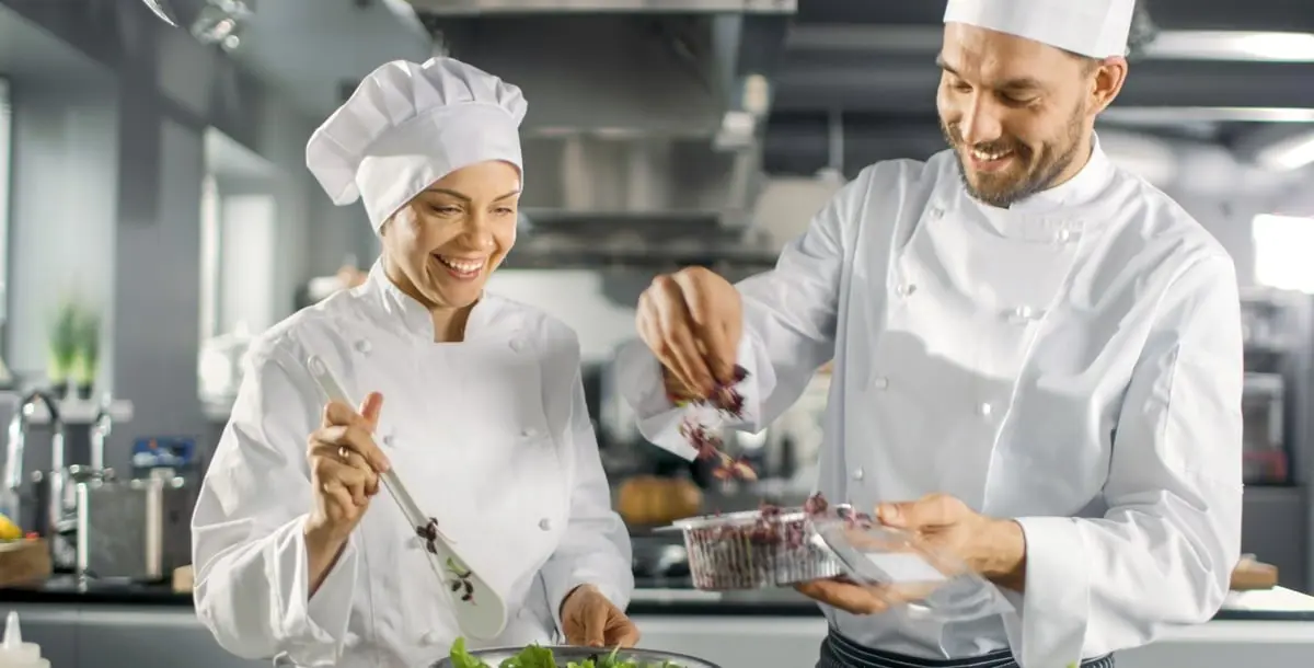 لماذا يتفوّق الطهاة الرجال على الطاهيات النساء في هذه المهنة؟