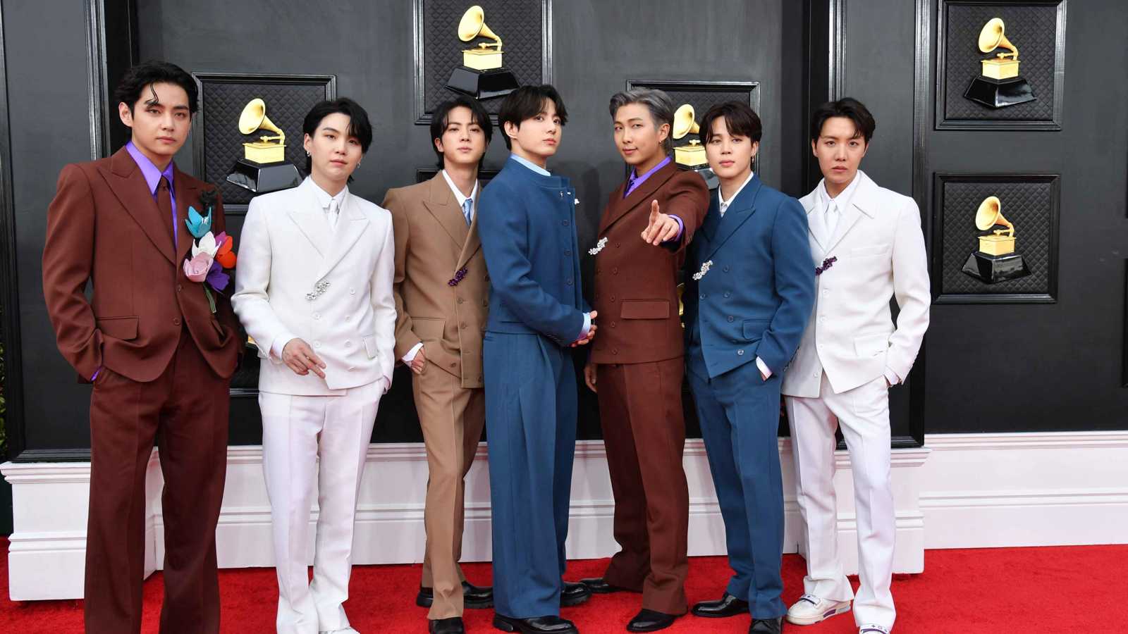 BTS تشعل مواقع التواصل بعد وصولها دبي