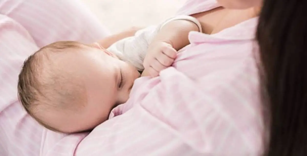 الرضاعة بعد سن الفطام.. تضر الطفل أم تنفعه؟