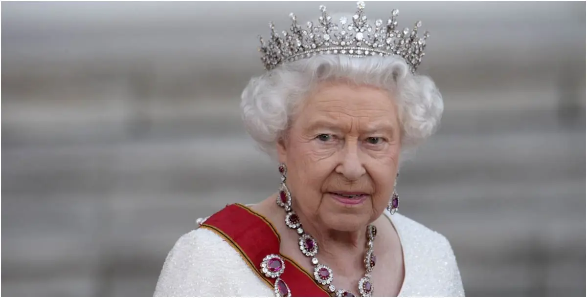 ملكة إنجلترا استعانتْ بكوبونات توفير لشراء فستان زفافها!