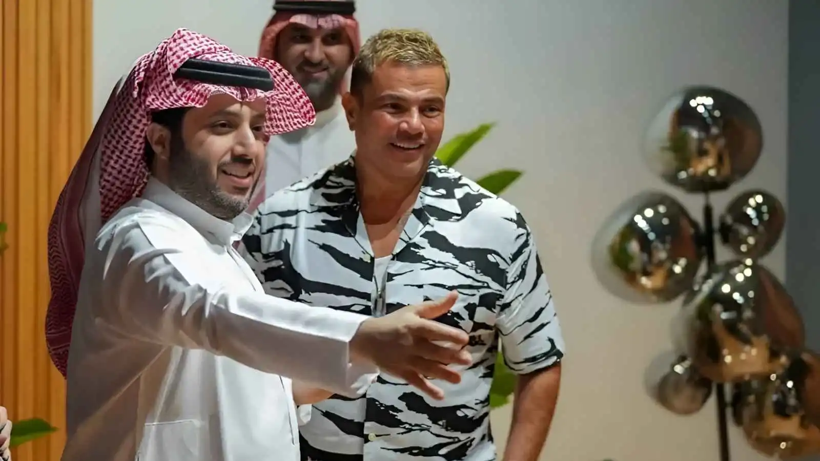 تركي آل الشيخ يدافع عن عمرو دياب برسالة حاسمة