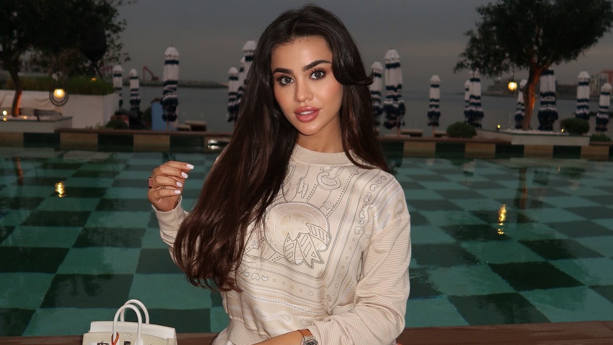 الدكتورة يومي بملامح حمل واضحة في أحدث إطلالاتها 