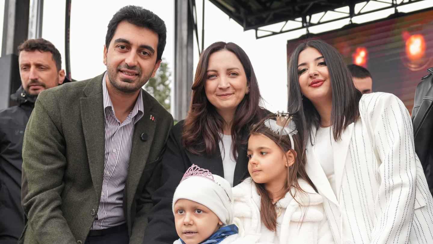 مدينة تركية تحتفي بشفاء طفلة برفقة الشيف بوراك