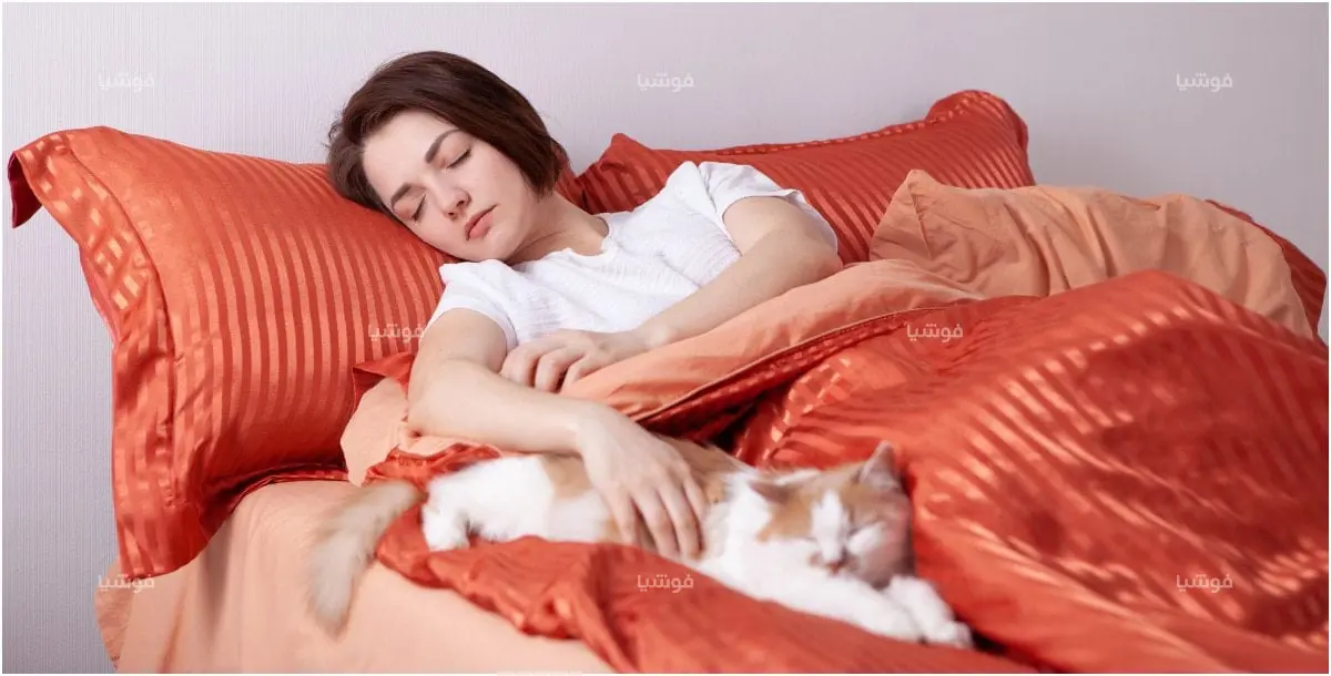 5 فوائد ستجعلك تفضلين نوم قطتك بجانبك