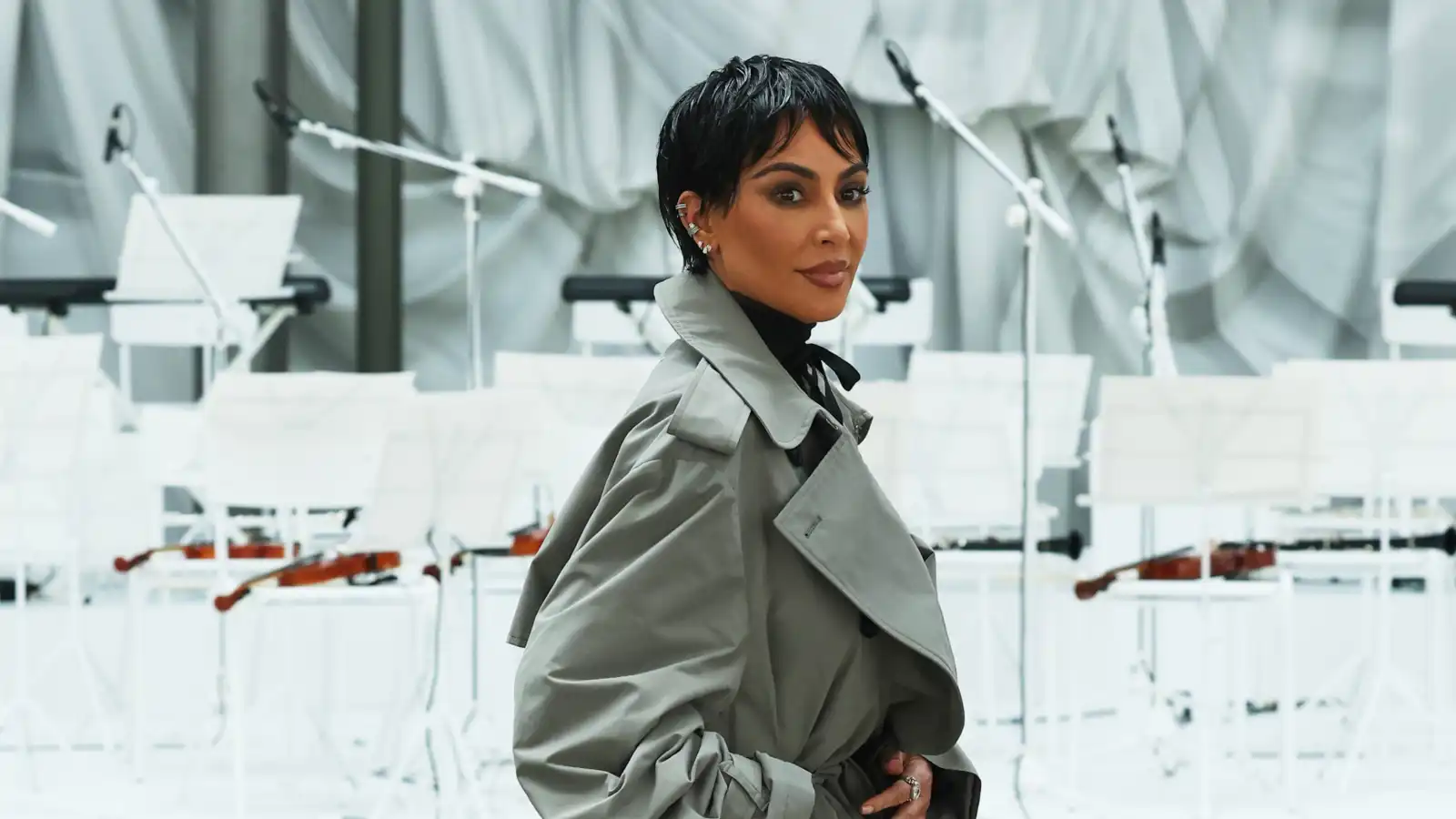 كيم كارداشيان بتسريحة شعر جريئة تخطف الأنظار