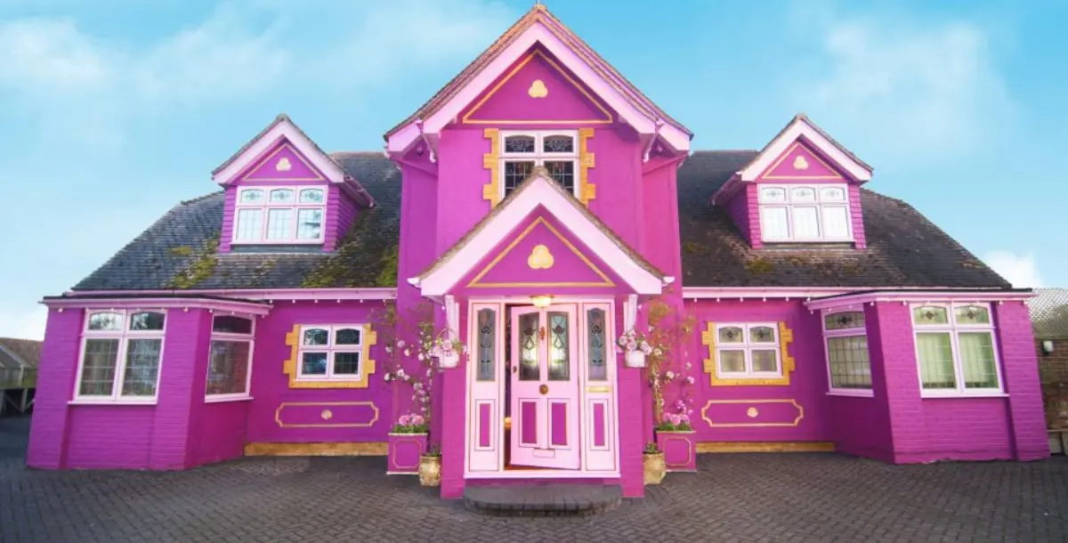 امرأة تُحوّل منزلها إلى مكانٍ خيالي باللون الوردي.. وتستقطب المشاهير!
