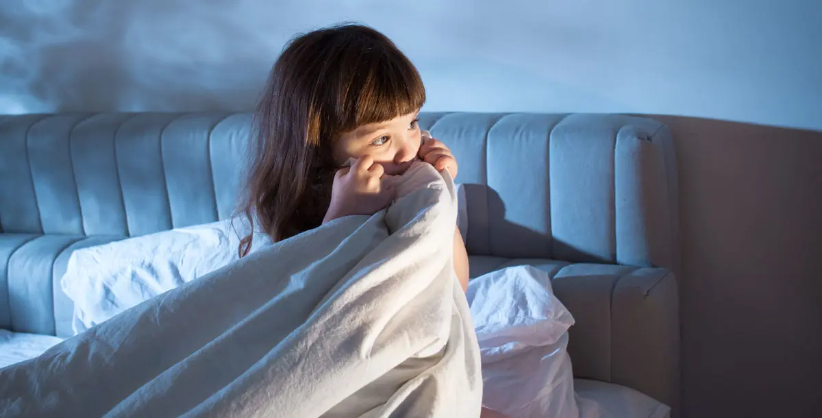 كيف تساعدين طفلك على تخطي مخاوفه عند النوم