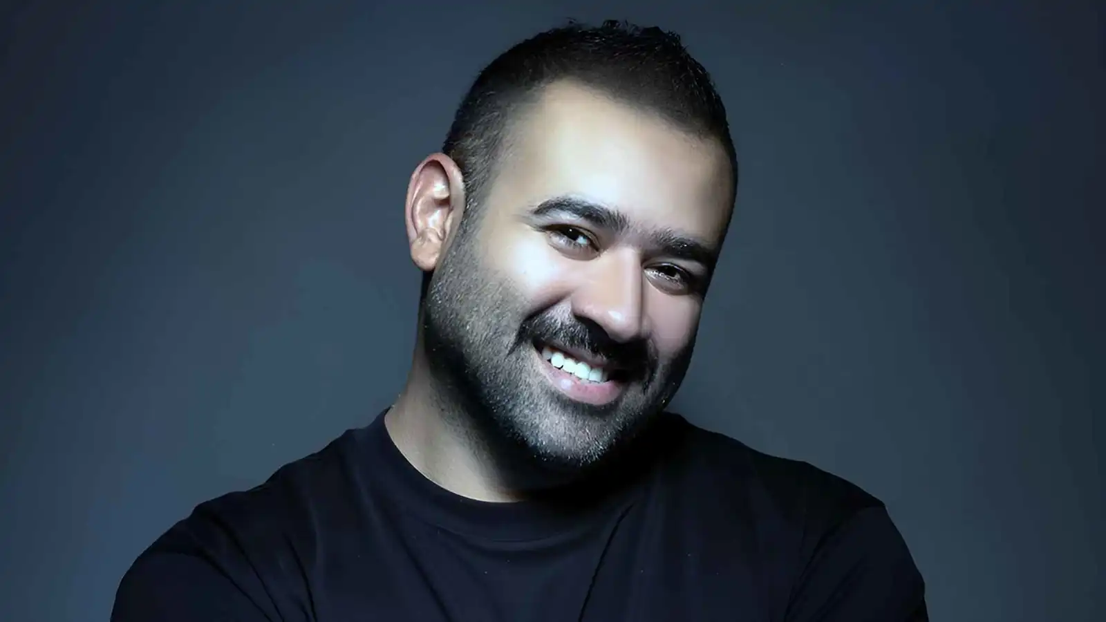 بشار الشطي يعزف ويغني في كواليس "جناية حب" (فيديو)