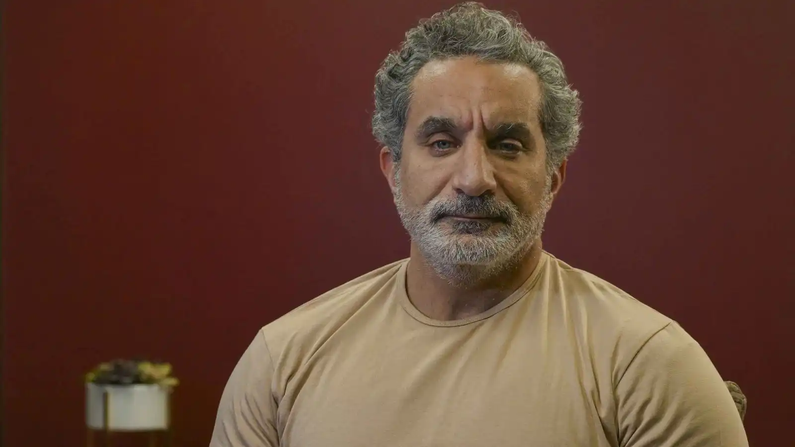 باسم يوسف يرد على منتقدي محمد صلاح بعد انتقاله لتركيا