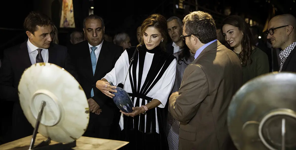 الملكة رانيا تفتتح "أسبوع عمان للتصميم" بفستان أنثوي من فالنتينو