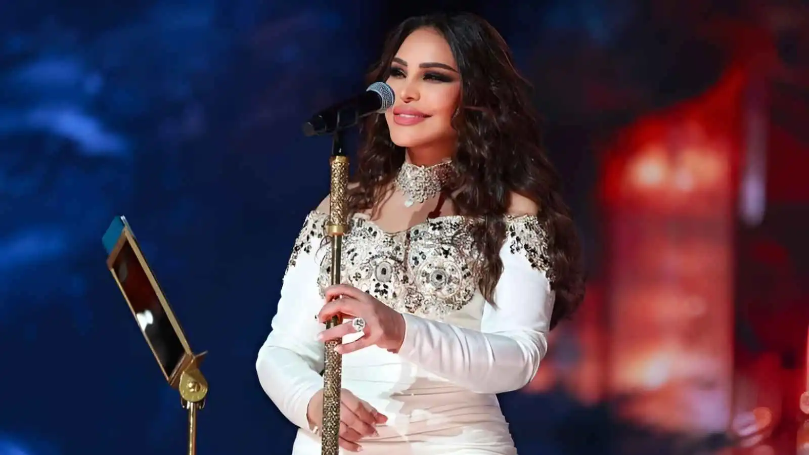 أحلام تخطف الأنظار في موسم جدة بين جمهورها