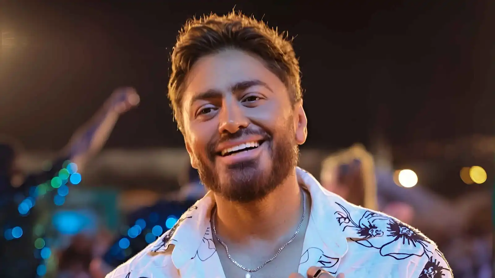 تامر حسني يتحدث عن الأبوة ويشارك فيديو كليب لـ"عايزك توعديني"
