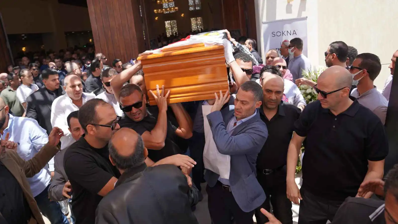 صور من جنازة هاني شاكر