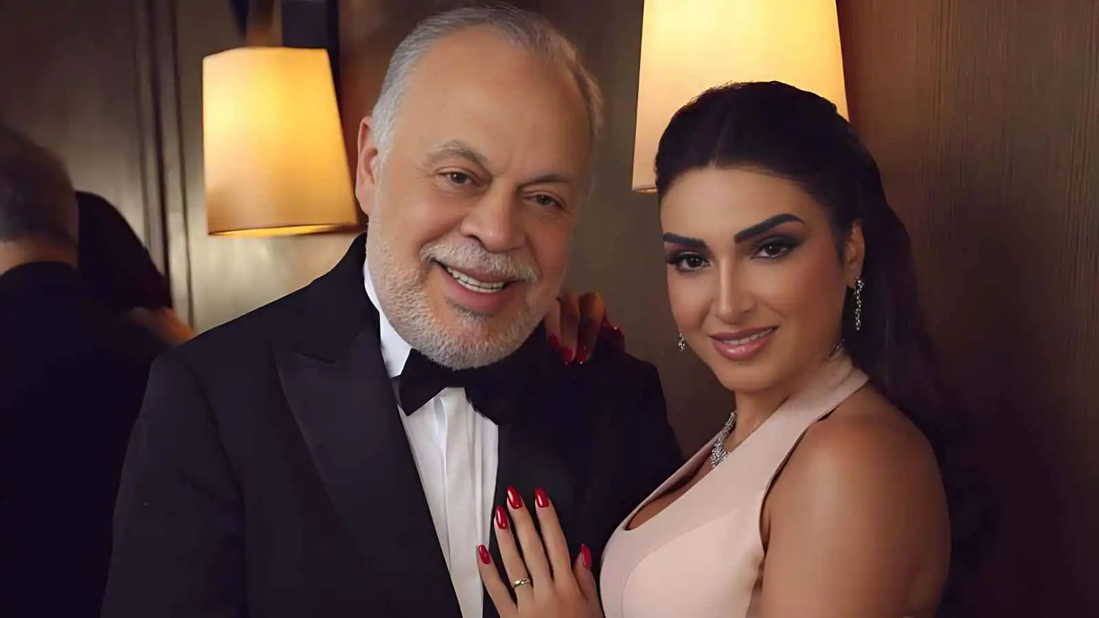 أشرف زكي وروجينا يحتفلان بتخرّج ابنتهما في أجواء عائلية مؤثرة