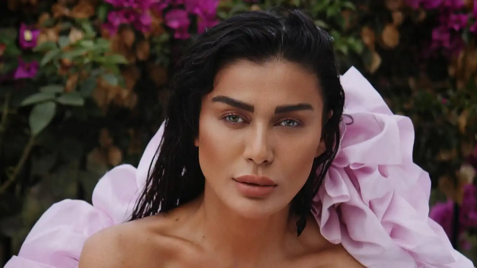 نادين الراسي تعتذر لفضل شاكر ونجله بعد هجومها
