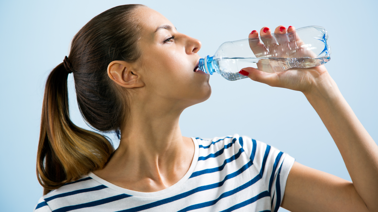 شرب الماء بكميات كافية… سر أسلوب الحياة الصحي