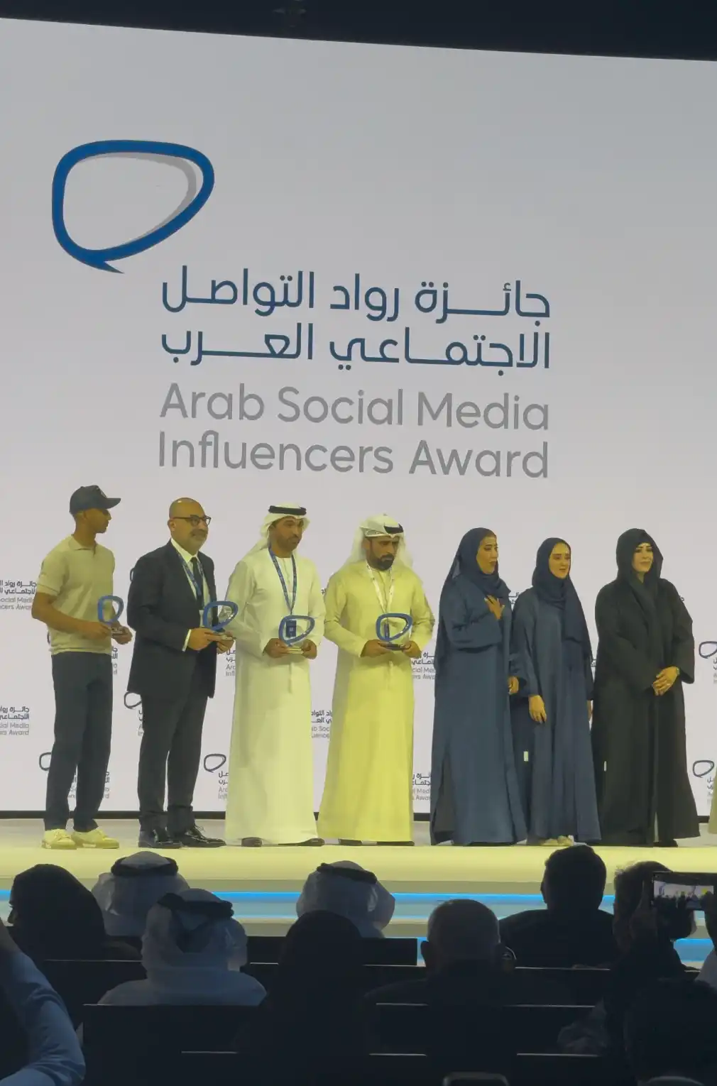 الفائزون بجوائز رواد التواصل الاجتماعي العرب في قمة الإعلام العربي 2026
