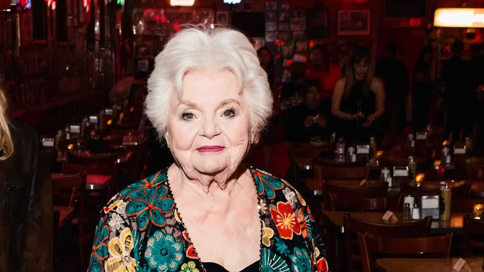 جمارك مطار القاهرة توقف الرابر باندمان بسبب قلادته الذهبية