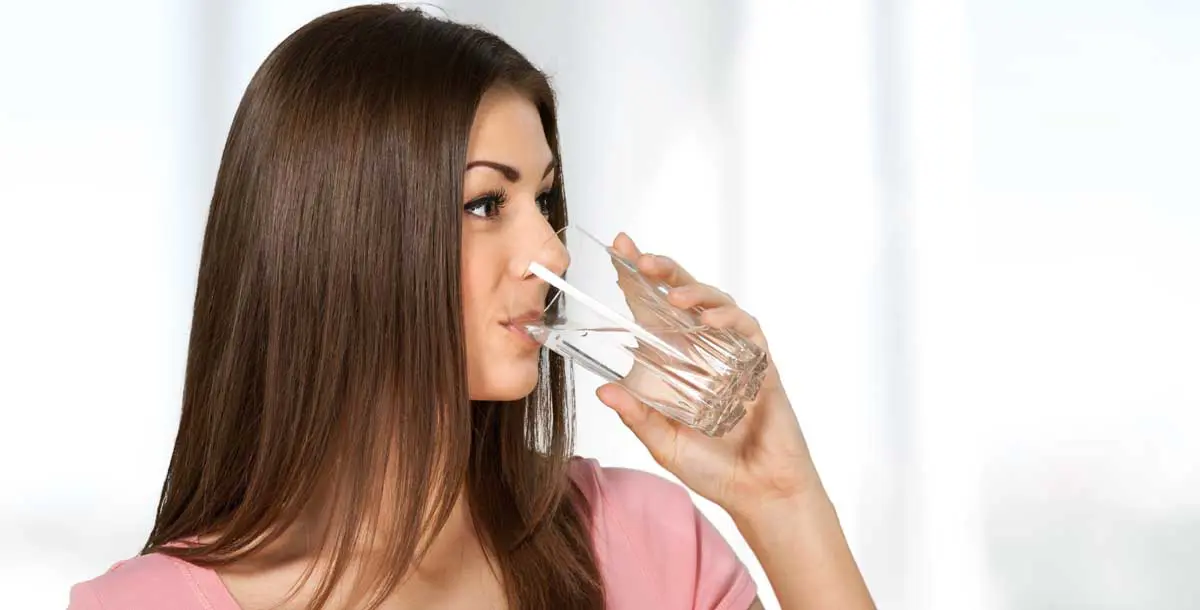 10 فوائد لشرب الماء الدافئ ربما لم تكوني تعرفينها