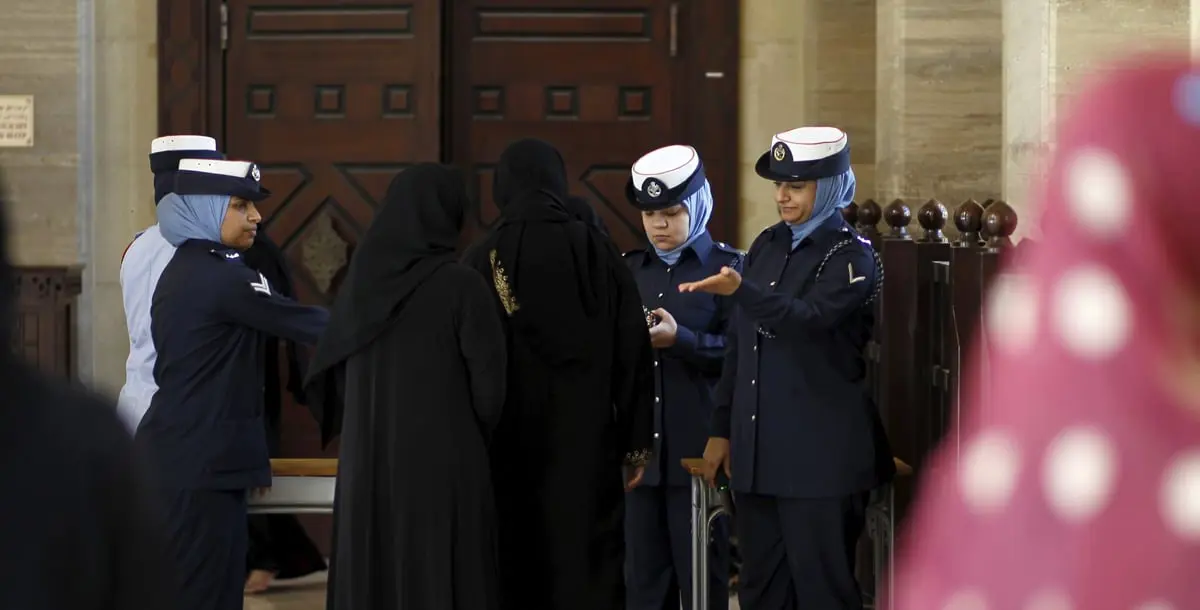فتيات الكويت يحرسن المساجد